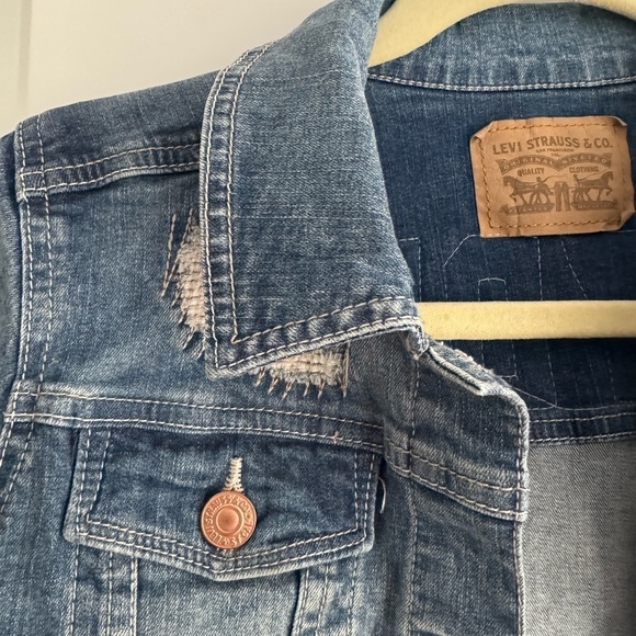 Levi’s Girls Distressed Denim Cropped Jean Jacket Classic Blue Wash Size Medium - Picture 4 of 10